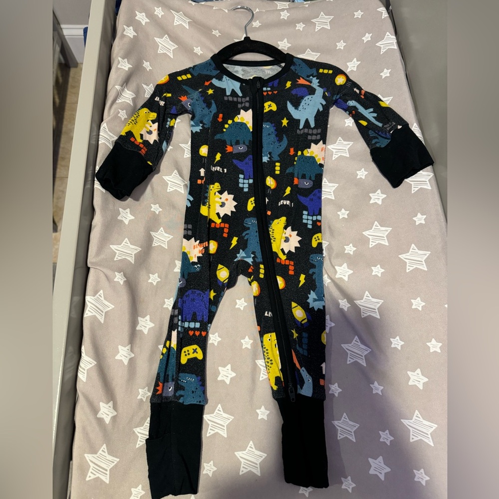 Little sleepies level up Dino’s zippy size 0-3